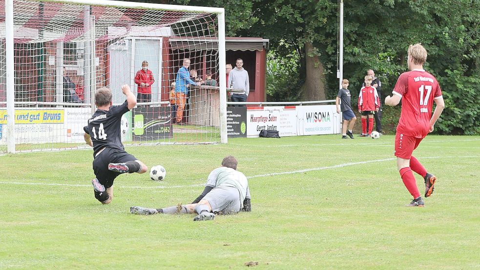 Manuel Jacobi erzielt für den VfB Münkeboe das 2:0 in Westerende. Foto: Wilfried Gronewold