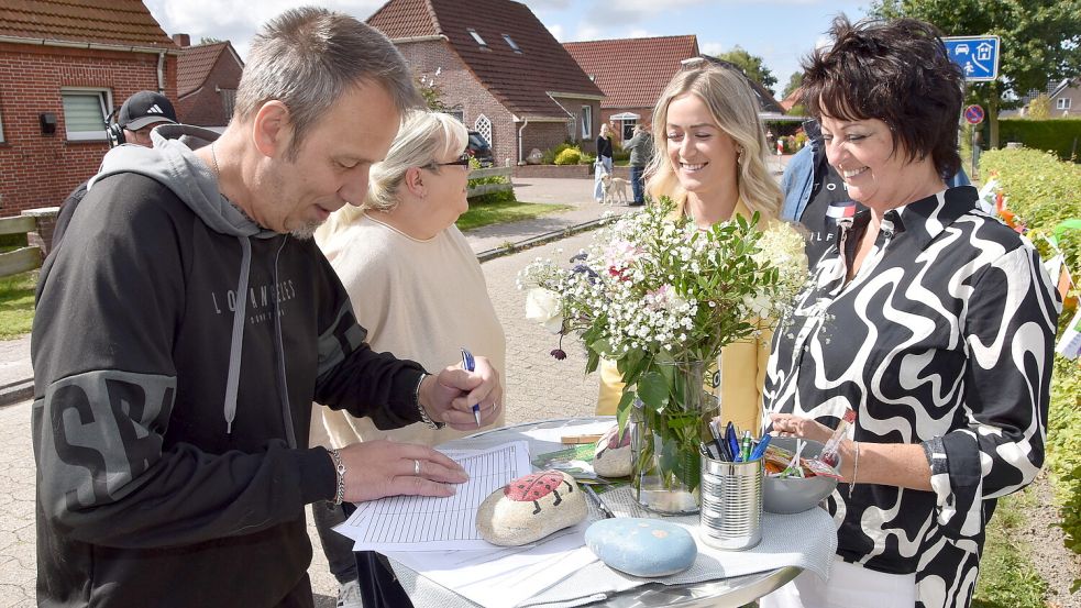 Ludwig Smidts engste Unterstützerin Anne Stomberg (rechts) sammelte fleißig Unterschriften für ihn und seine Tiere. Tochter Julia (Zweite von rechts) half ihr. Foto: Thomas Dirks