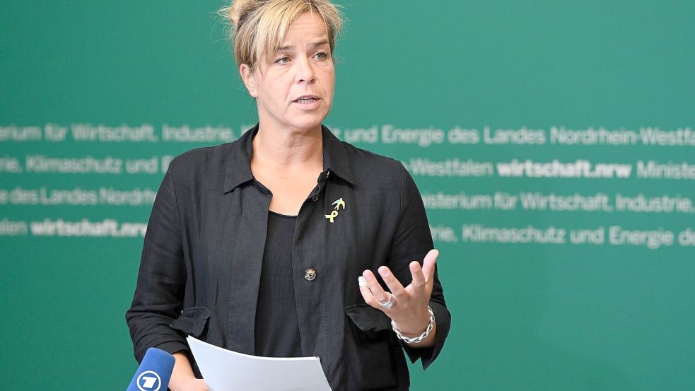 NRW-Wirtschaftsministerin Mona Neubaur (Grüne) kritisiert, dass die Bundesebene einen Lagerneubau in Jülich nicht unterstützt habe. Foto: Federico Gambarini/dpa