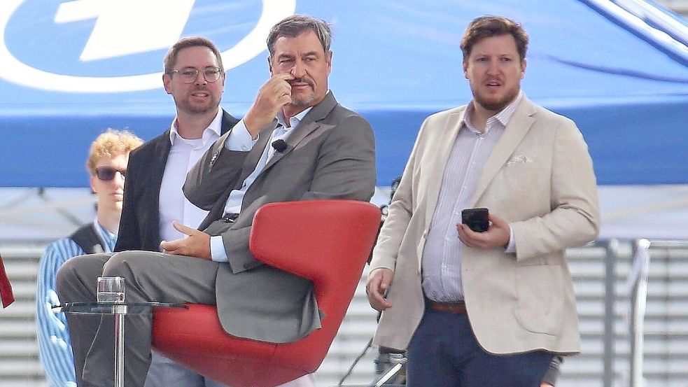 Moment der Irritation: Während einer Pause beim ARD-Sommerinterview dreht sich Ministerpräsident Markus Söder in Richtung störender Aktivisten. Foto: IMAGO/dts Nachrichtenagentur