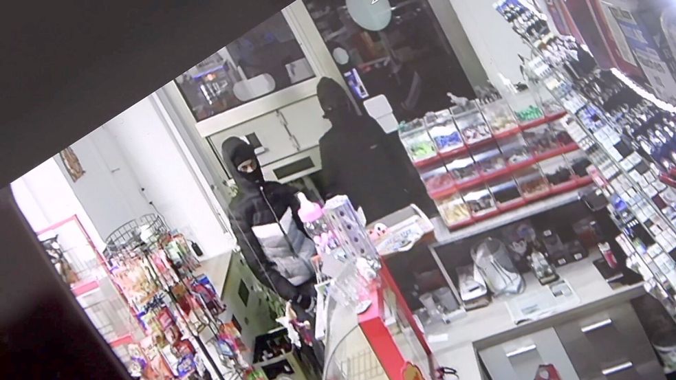 Der Kioskbesitzer sperrte die zwei mit einem Messer bewaffneten Räuber ein. Foto: Sascha Thelen/dpa