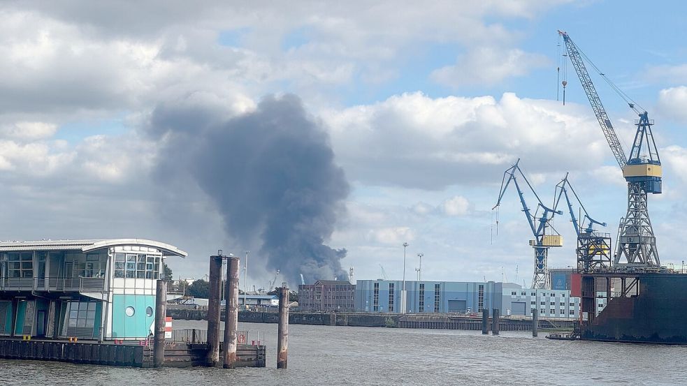 Brennende Trümmerteile haben laut Feuerwehr mindestens ein weiteres Gebäude in Brand gesetzt. Foto: Georg Wendt/dpa