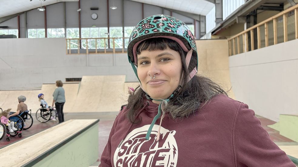 Lisa Lebuser (37) zeigt anderen Rollstuhlfahrern, wie sie sich geschickter fortbewegen können. Foto: Lasse Paulsen