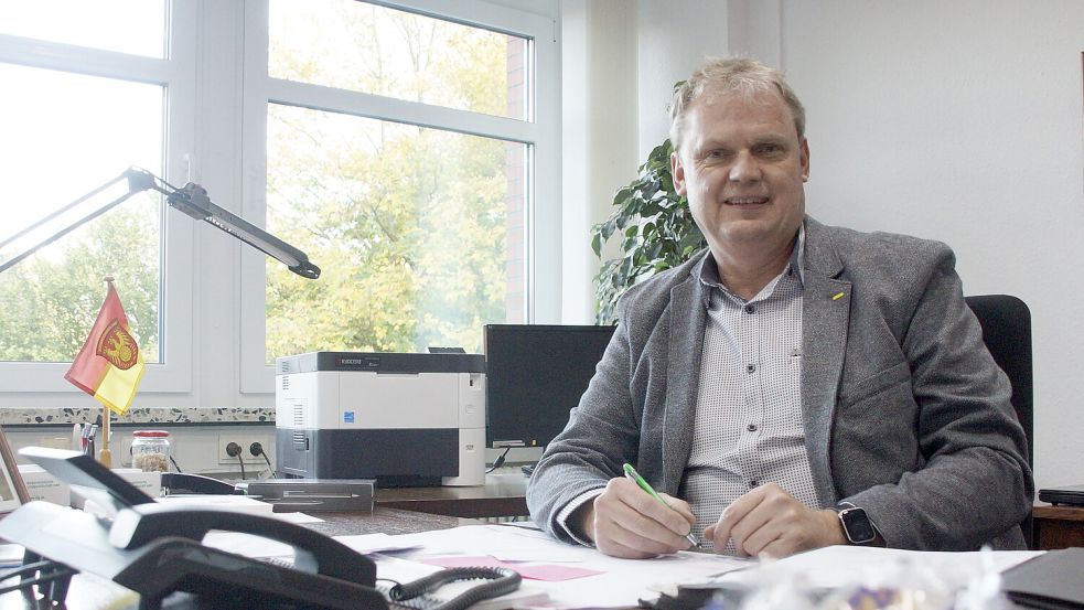 Bürgermeister Thomas Erdwiens an seinem Schreibtisch im Rathaus. Foto: Holger Janssen