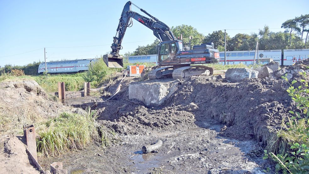 Die alte Brücke über die Abelitz am Hingstlandsweg in Marienhafe wurde entfernt. Sie wird durch eine neue ersetzt. Foto: Thomas Dirks