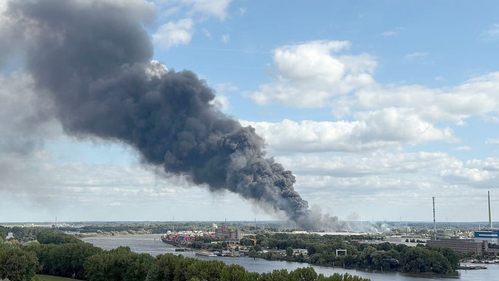 Ein Großbrand im Hamburger Hafengebiet beschäftigt Hunderte Feuerwehrleute. Foto: Daniel Bockwoldt/dpa