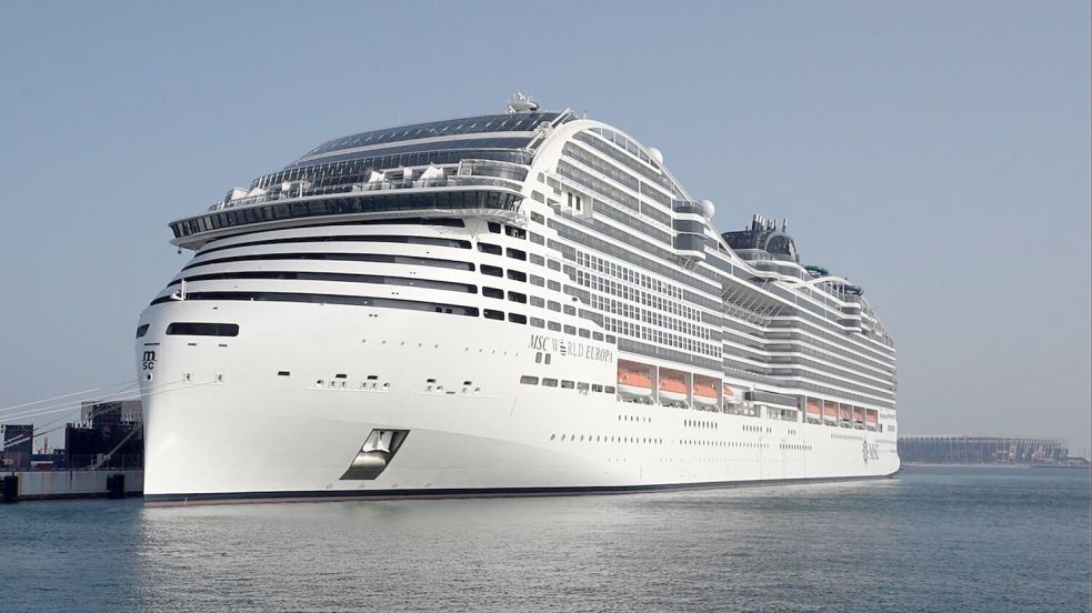 Das Schiff hat den Hafen in Neapel erreicht. (Symbolbild) Foto: Hassan Ammar/AP/dpa