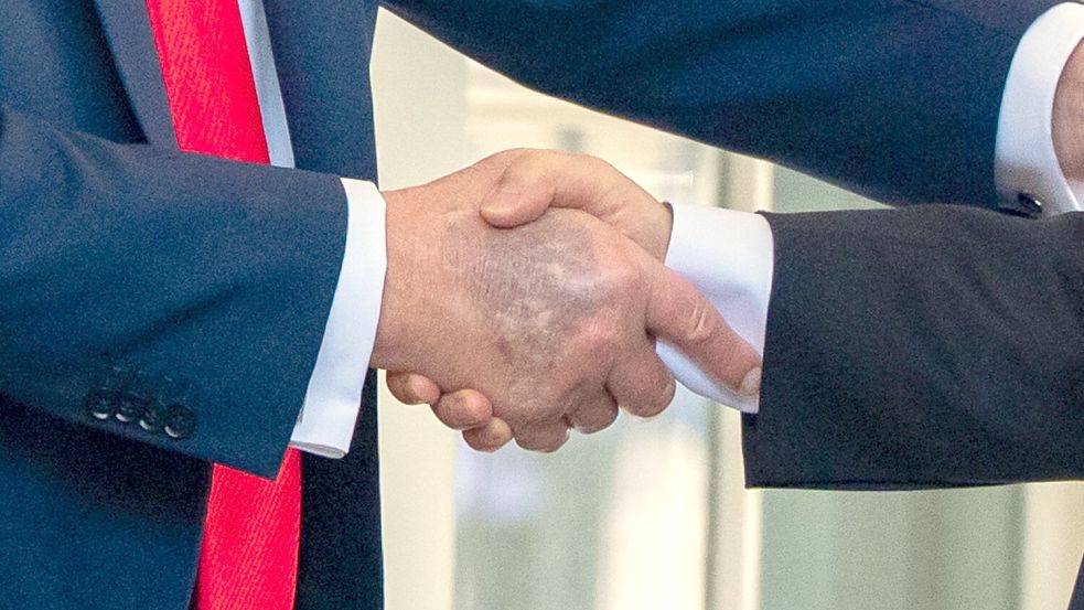 Zu sehen beim Händedruck mit dem südkoreanischen Präsidenten Lee: ein Bluterguss auf Trumps rechter Hand. Foto: Alex Brandon/AP/dpa