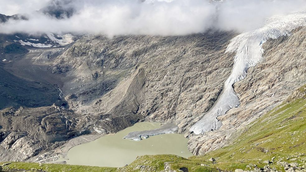 Wo vor sechs Jahren noch Eis war, hat sich jetzt ein See gebildet. Foto: Sabine Dobel/dpa