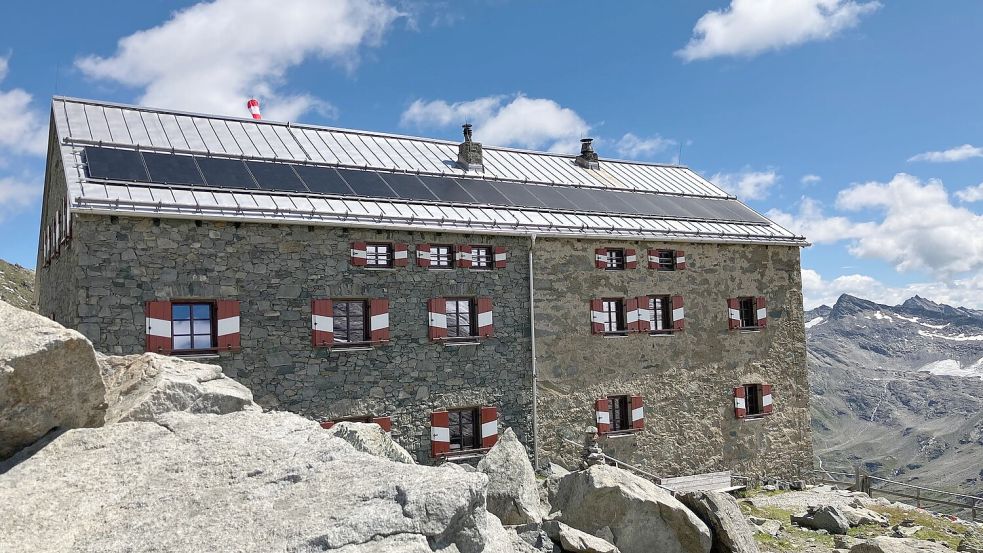 Die Neue Prager Hütte stand früher nah am Gletscher. Foto: Sabine Dobel/dpa