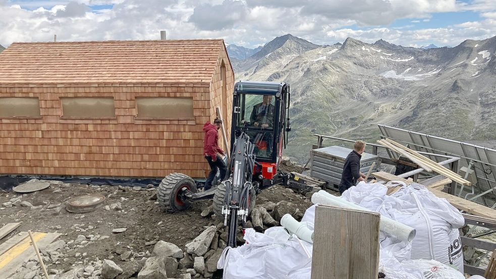 Auf der Neuen Prager Hütte gehts aufs Örtchen künftig wieder raus aus der warmen Hütte rüber zum Toilettenhäusl - noch ist das Baustelle. Foto: Sabine Dobel/dpa