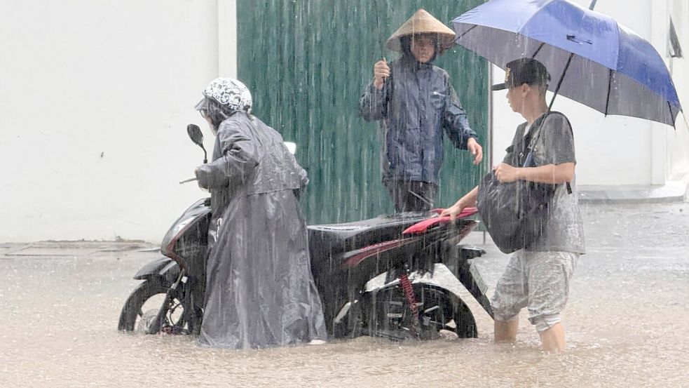 In Hanoi standen viele Straßen unter Wasser. Foto: Hau Dinh/AP/dpa