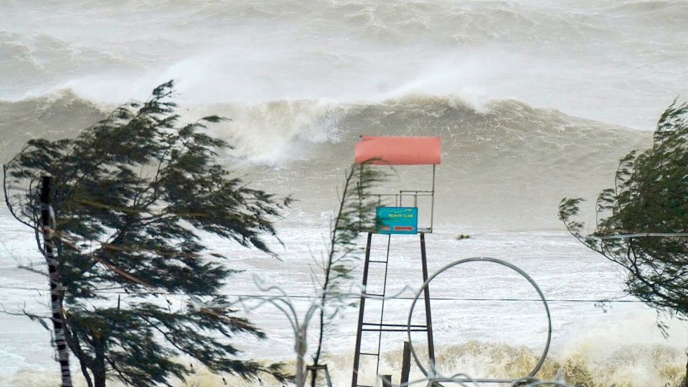 „Kajiki“ sorgte für meterhohe Wellen. Foto: Duc Hung/VNExpress via AP/dpa