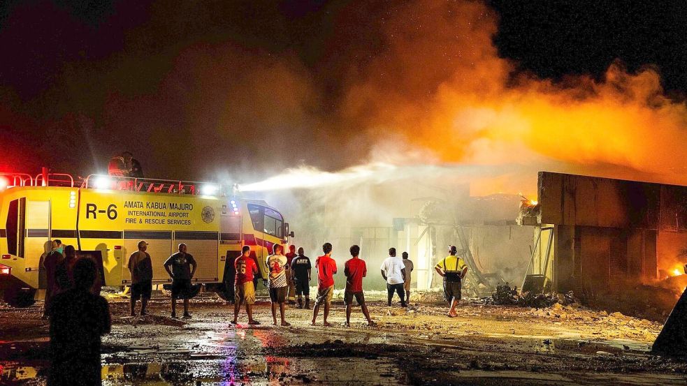 Die schlecht ausgerüstete Feuerwehr kam nicht gegen die Flammen an. Foto: Chewy Lin/AAP/dpa