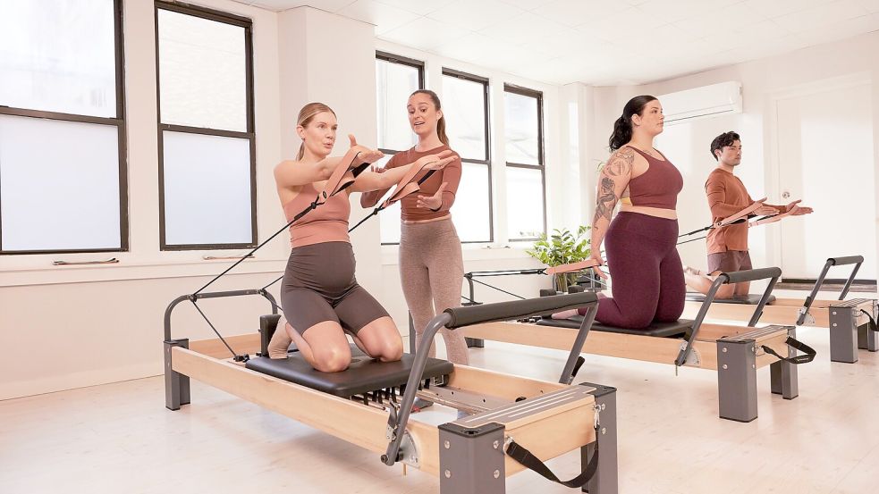 Erfinder Joseph Pilates entwickelte das Trainingsgerät, den „Reformer“, bereits 1924 und meldete es zum Patent an. Foto: dpa/ClassPass