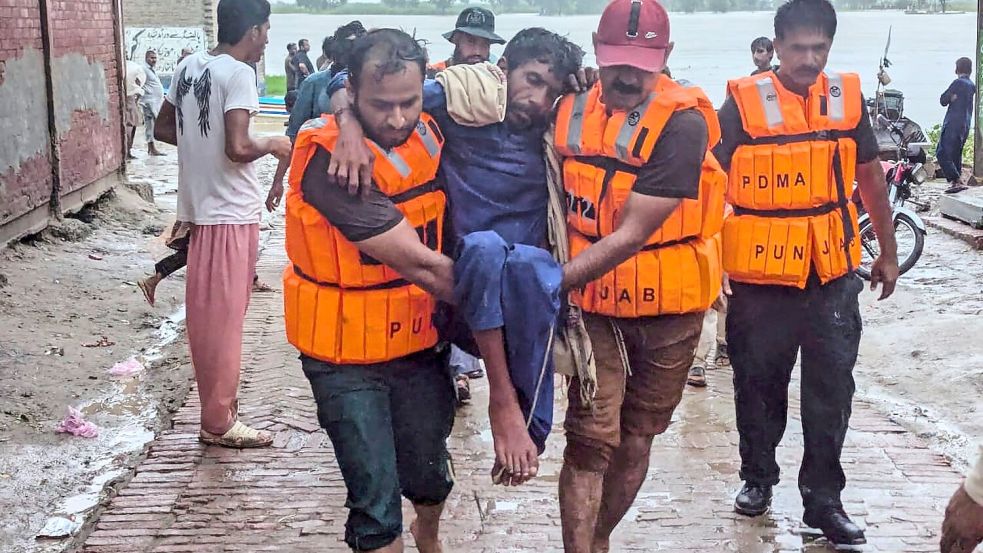 In der bevölkerungsreichsten Provinz Punjab mussten Zehntausende Menschen ihre Dörfer verlassen. (Foto Handout) Foto: Uncredited/Pakistan’s National Disaster Management Authority via AP/dpa
