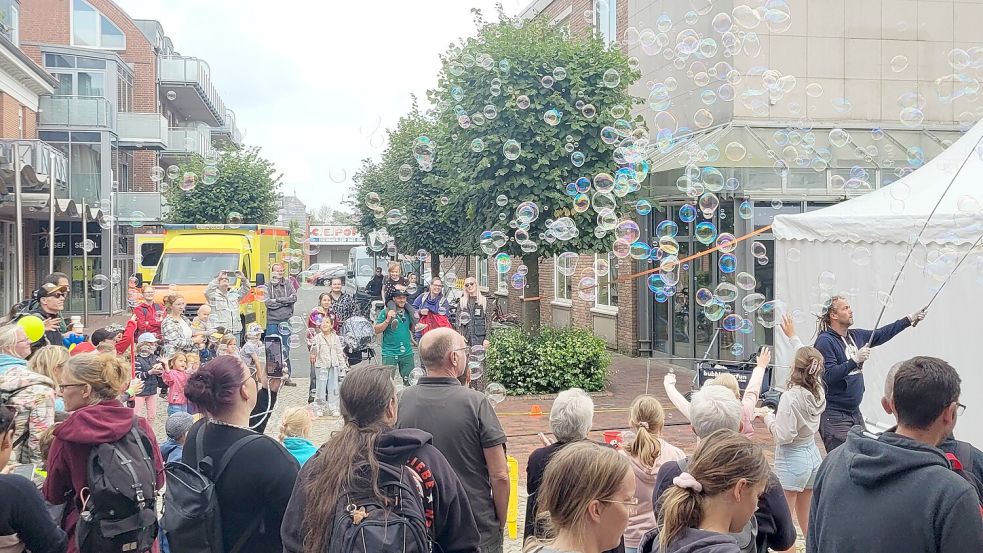 Beim Norder Sommerfest schon eine feste Größe: Der Seifenblasenkünstler „Bubbles for Fun“ aus den Niederlanden. Foto: Rebecca Kresse