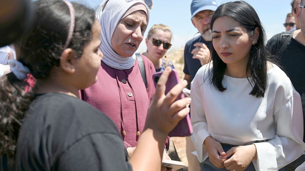 Die Bundesministerin tauschte sich im Westjordanland mit einer Familie aus. Foto: Katharina Kausche/dpa