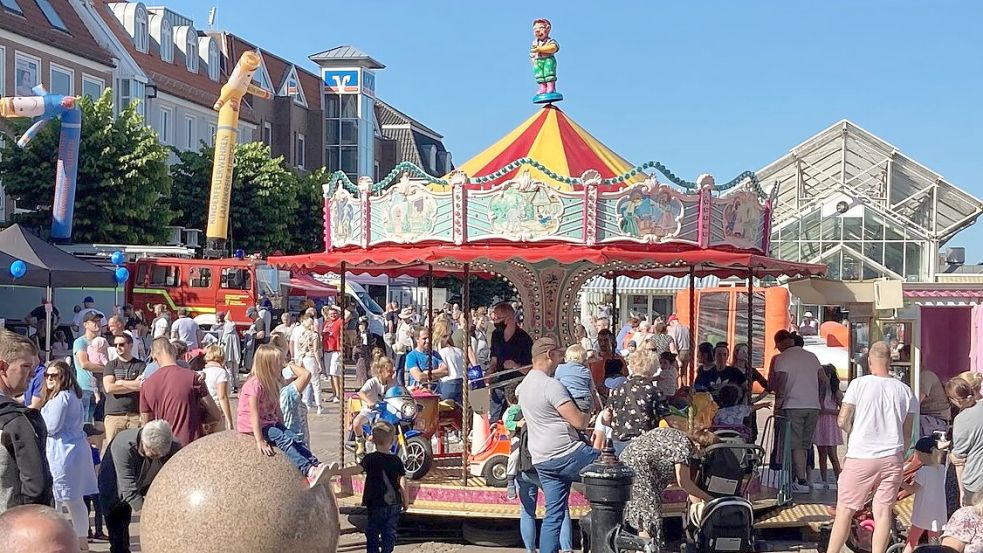 Wenn der Marktplatz zu einem XXL-Spielplatz wird: Zum Auricher Kinderfest nehmen traditionell die Kleinen das Zepter in die Hand und verwandeln die Innenstadt in einen Ort wo das Kinderlachen regiert. Foto: Udo Hippen