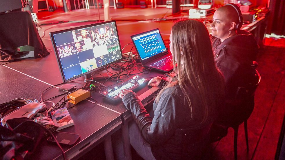 Die Redakteurinnen von ostfriesen.tv – hier im Bild sind Stephanie Fäustel (links) und Jasmin Keller zu sehen – zeichneten die Podcast-Folge als Video auf. Foto: Ortgies