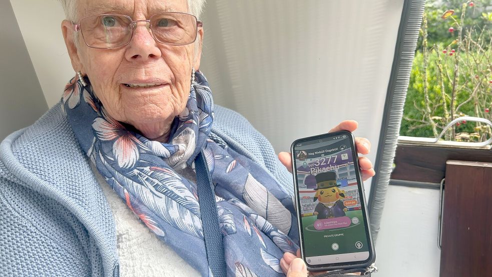 Die Jagd nach Pokémons treibt Silke Carstens zu kilometerlangen Wanderungen an: auf dem Bildschirm ihr Lieblingspokémon Pikachu. Foto: Susan Müller-Paulsen