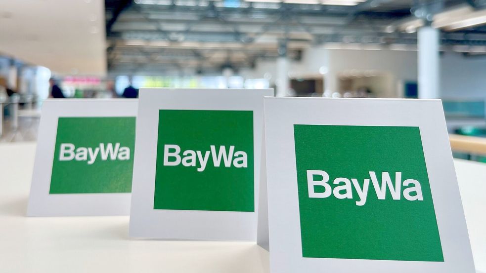 Tischaufsteller bei der Baywa-Hauptversammlung in München. Ein Jahr nach der Fast-Pleite des Traditionsunternehmens hat sich die Staatsanwaltschaft mit einem Ermittlungsverfahren eingeschaltet. (Symbolbild) Foto: Carsten Hoefer/dpa