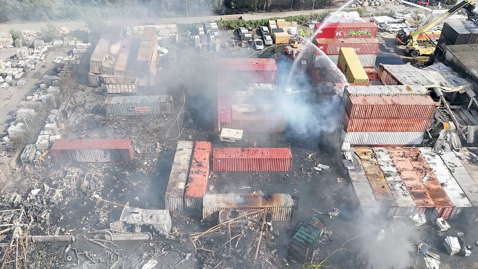 Brandbekämpfung an mehreren Stellen gleichzeitig - der Großbrand im Hamburger Hafen hat rund 320 Einsatzkräfte beschäftigt. Foto: Marcus Golejewski/dpa