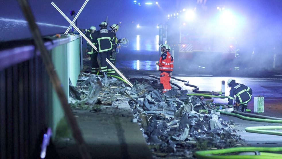 Besonders gefährlich war der Einsatz aufgrund der umherfliegenden Metallteile. Gasdruckbehälter explodierten immer wieder im Feuer. Foto: Bodo Marks/dpa