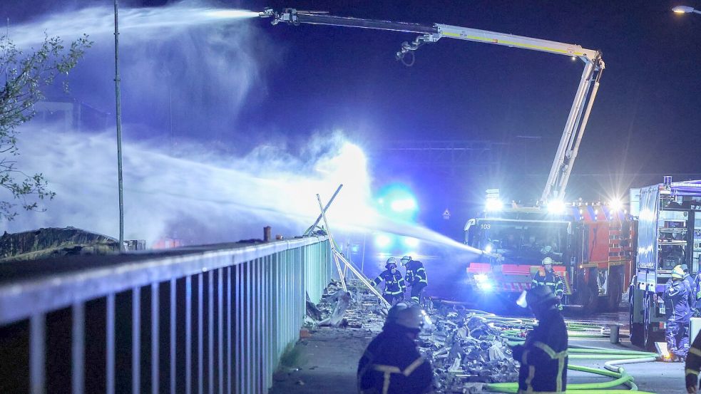 Teilweise wurde deshalb ein Sperrradius von 400 Metern rund um den Brandort eingerichtet. Foto: Bodo Marks/dpa