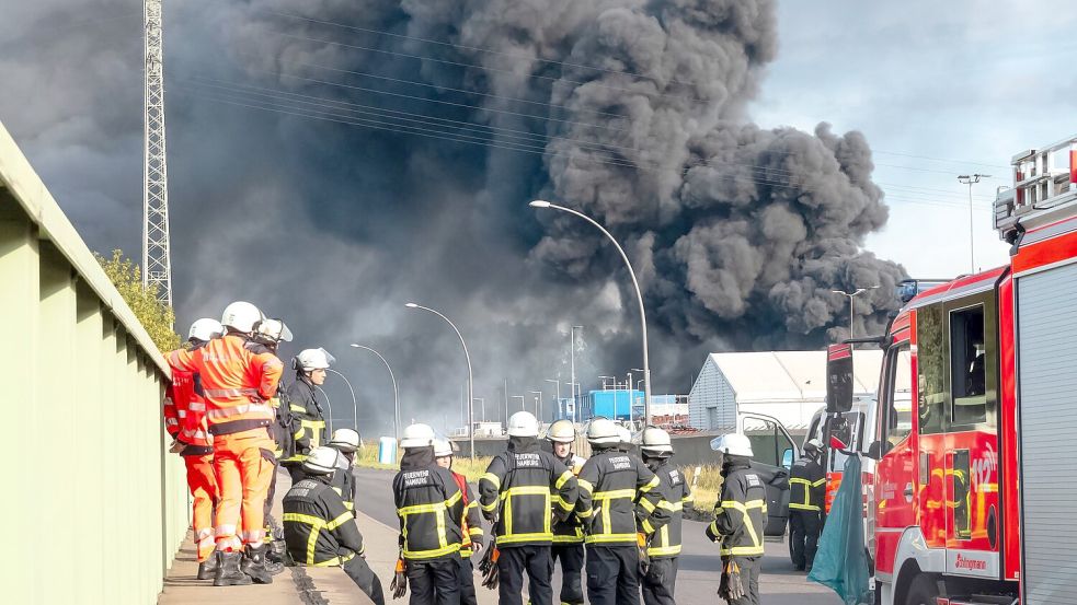 Die Rauchwolke war weithin zu sehen mehr als 20 Stunden nach Ausbruch des Feuers waren die Brandgase in der Stadt zu riechen. Foto: Bodo Marks/dpa