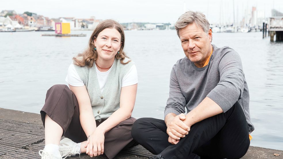 Die 25-jährige Mayra Vriesema übernimmt das Bundestagsmandat von Robert Habeck. Hier sitzen sie zusammen am Flensburger Hafen. Foto: Karsten Bahnsen