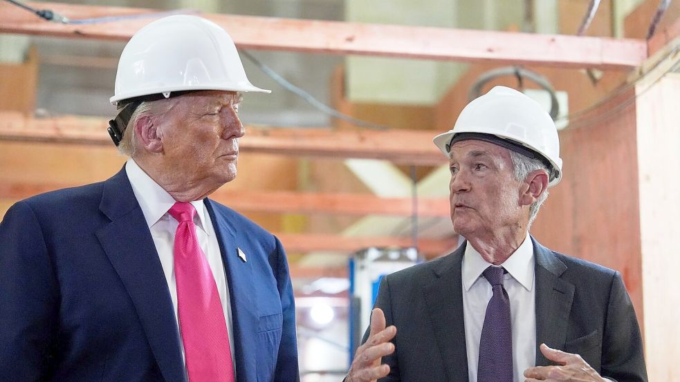 Trump beleidigt seit Monaten Fed-Chef Powell, weil er nicht die Zinsen senkt. (Archivbild) Foto: Julia Demaree Nikhinson/AP/dpa