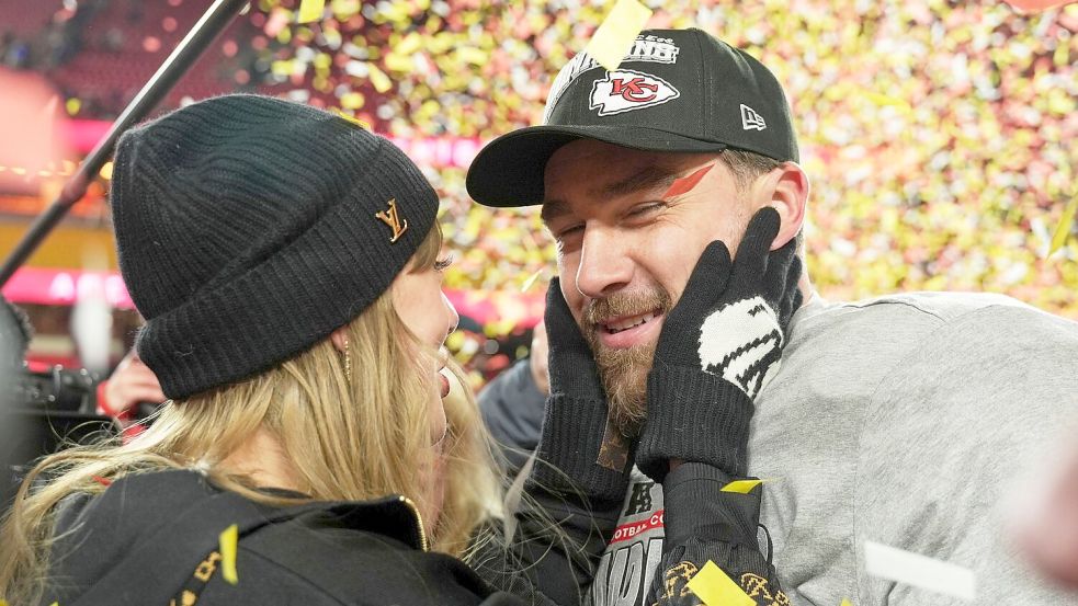 Taylor Swift und Travis Kelce haben sich verlobt. (Archivbild) Foto: Charlie Riedel/AP/dpa