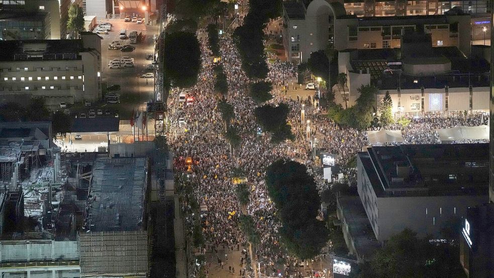 Bei einer Demonstration in Israel haben nach Angaben der Organisatoren Hunderttausende Menschen ein Ende des Gaza-Krieges und die Freilassung der Geiseln gefordert. Foto: Ohad Zwigenberg/AP/dpa