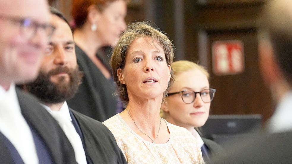 Fortsetzung Prozess wegen mutmaßlicher Kindesentführung: Christina Block (Mitte), deutsche Gastronomin und Unternehmerin, steht zwischen ihren Anwälten Ingo Bott (links), und Paula Wlodarek im Landgericht Hamburg. Foto: dpa/Marcus Brandt