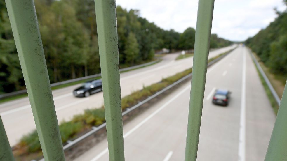 Von zwei Brücken aus haben bislang unbekannte Täter in Bremen zwei Fahrräder auf die A27 geworfen. Foto: Holger Hollemann/dpa
