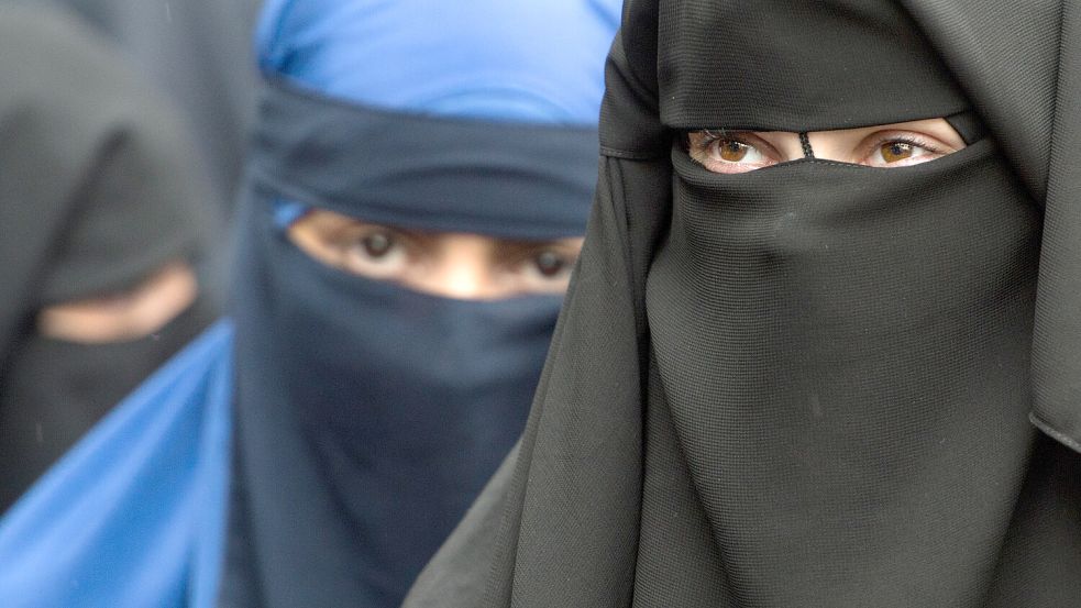 Verschleierte Muslima: Ein britisches Onlineportal vermittelt Jungfrauen auch zur polygamen Eheschließung. Foto: dpa/Boris Roessler
