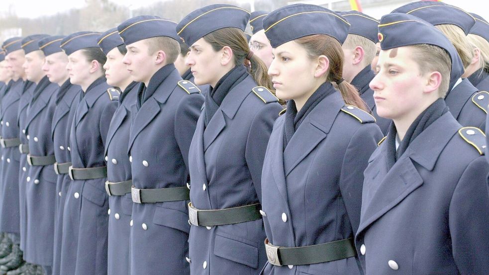 Frauen sind in der Bundeswehr weiter unterrepräsentiert, beim neuen Wehrdienst „dürfen“ sie sich freiwllig mustern lassen Foto: dpa/Holger_Hollemann