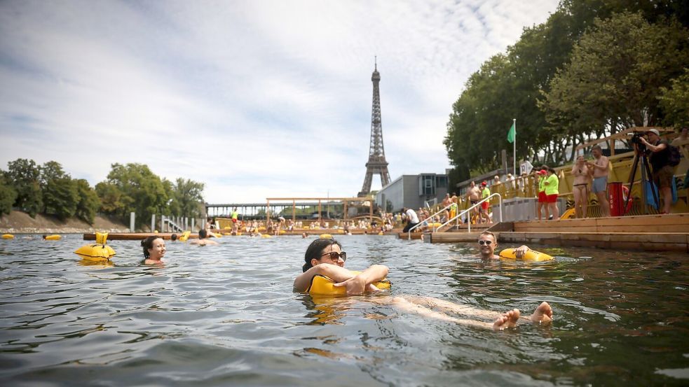 Rund 100.000 Menschen haben die neuen Freibäder in der Seine in Paris genutzt (Archivbild). Foto: Thomas Padilla/AP/dpa