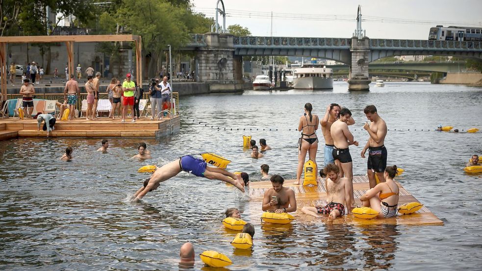 Wegen der regen Nachfrage bleiben zwei der Freibäder in der Seine bis in den September hinein geöffnet. (Archivbild) Foto: Thomas Padilla/AP/dpa