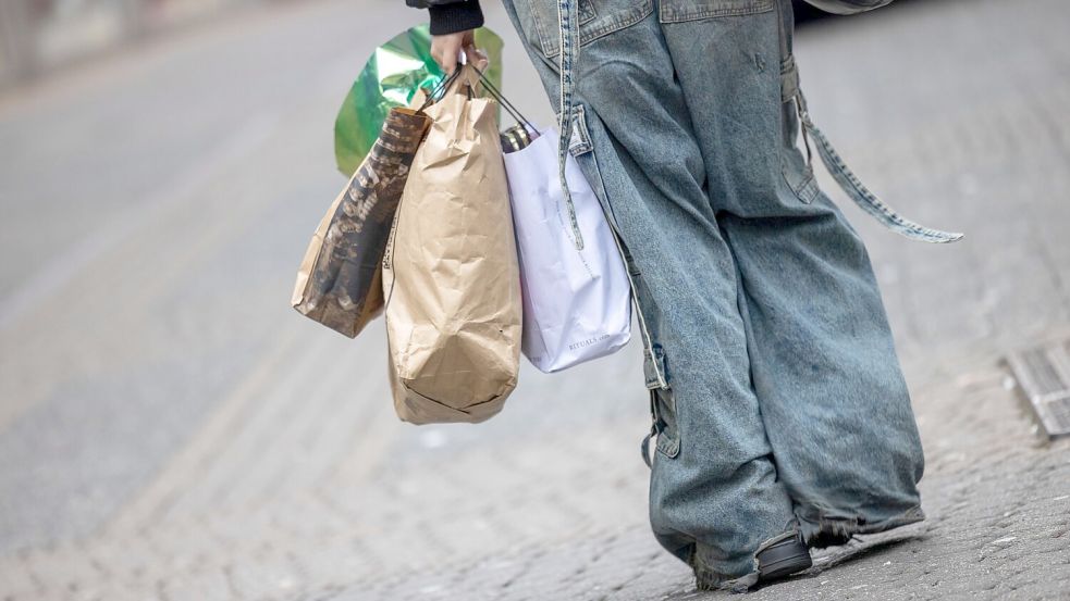 Die Menschen in Deutschland scheuen zurzeit eher größere Anschaffungen, weil sie sich Sorgen um ihren Job machen. (Symbolbild) Foto: Thomas Banneyer/dpa