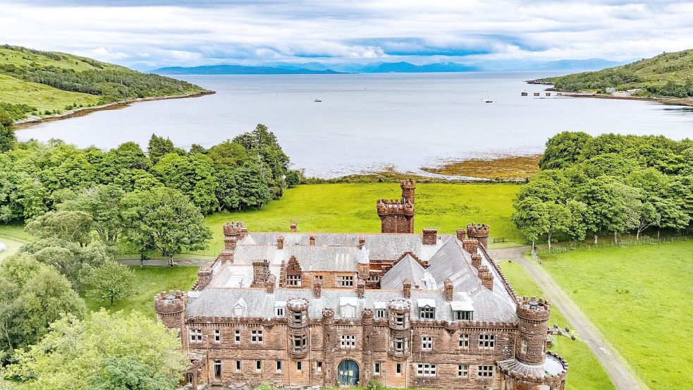 Kinloch Castle verfügt über sieben repräsentative Gesellschaftsräume und 20 Schlafzimmer. (Foto: Nest Marketing/NatureScot /PA Media/dpa) Foto: Nest Marketing/NatureScot /PA Media/dpa