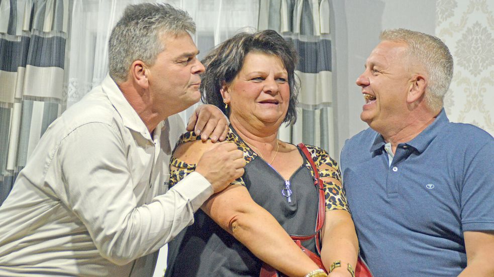 Die Rechtsupweger Edoard Albrechts (von lins), Bianka Heddinga und Harald Albrechts in einer gemeinsamen Szene in dem Schwank „Strohwitwer hebben dat stuur“. Foto: Gerd-D. Gauger