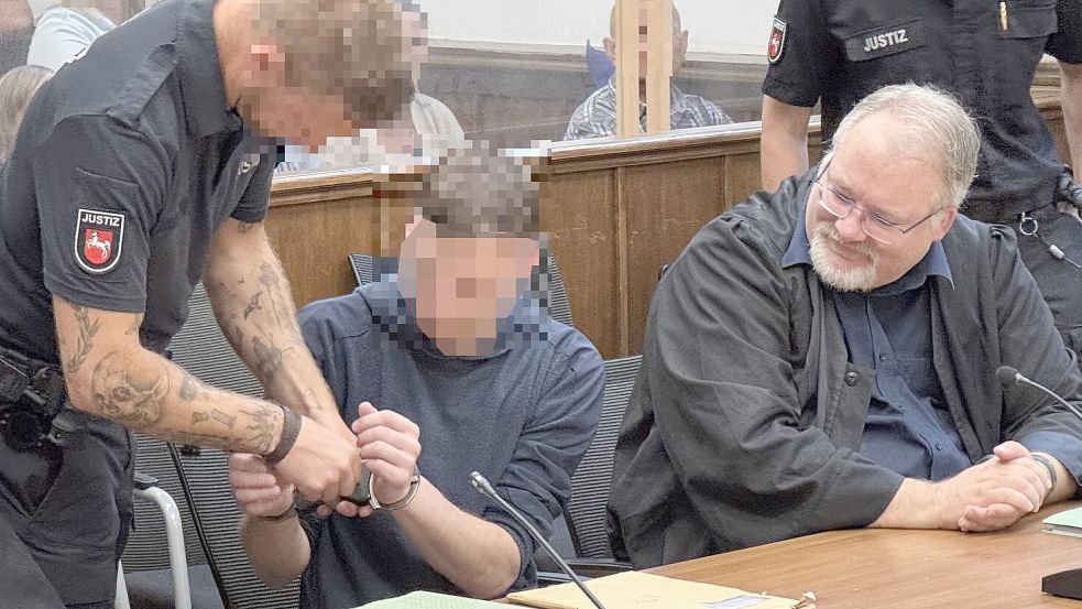 Der Angeklagte wurde am Mittwochmorgen in Handschellen in den Gerichtssaal geführt und nahm neben seinem Verteidiger, dem Auricher Rechtsanwalt Joachim Müller, Platz. Foto: Holger Janssen