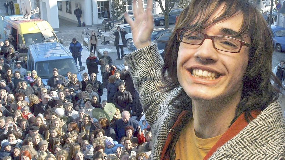 Gefeierter Star, Identifikationsfigur einer ganzen Generation – und für viele bis heute ein Vorbild: Die dreiteilige Doku-Serie „Die Küblböck-Story – Eure Lana Kaiser“ zeigt die berührende Lebensgeschichte von Lana Kaiser, die 2003 als Daniel Küblböck durch die Casting-Show „Deutschland sucht den Superstar“ (DSDS) berühmt wurde. Ab 26. August in der ARD Mediathek. Foto: © BR/Gebrüder Beetz Filmproduktion/Armin Weigel