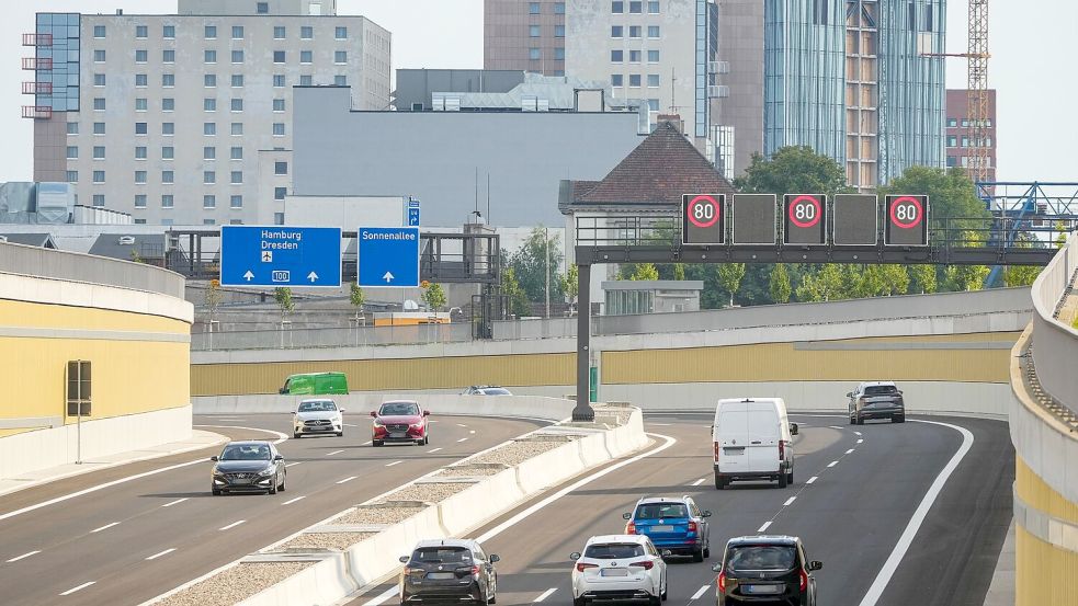 Die ersten Fahrzeuge rollen über das neue Teilstück der A100 in Berlin. Foto: Soeren Stache/dpa