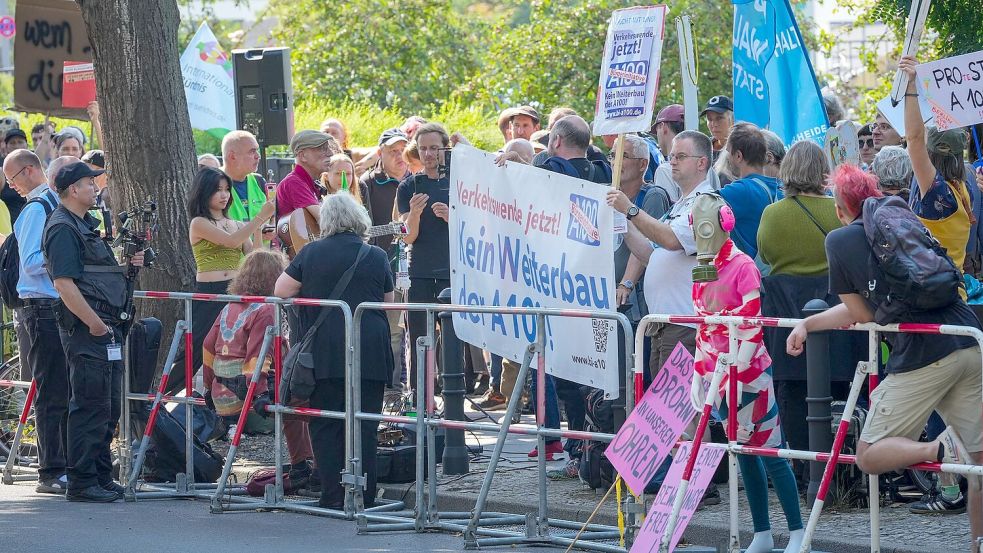 Rund 250 Gegnerinnen und Gegner der Verlängerung protestierten gegen die Inbetriebnahme. Foto: Soeren Stache/dpa