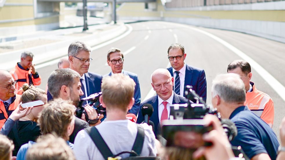 Landeschef Wegner betonte, dass die Verlängerung der A100 mit dem 17. Bauabschnitt weitergehen müsse. Foto: Sebastian Christoph Gollnow/dpa