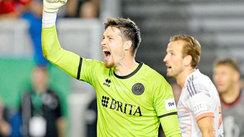 Wehen Wiesbadens Torwart Florian Stritzel blieb im Elfmeterduell mit Harry Kane Sieger. Foto: Uwe Anspach/dpa