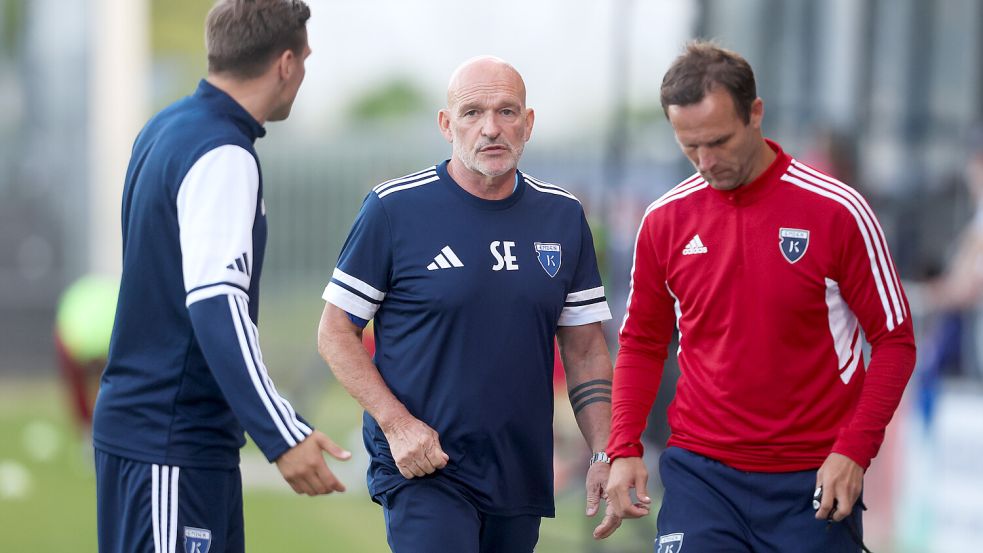 Enttäuscht – und auch ratlos? Das Emder Trainerteam um (von links) Bastian Dassel, Stefan Emmerling und Markus Unger hat nach dem 1:2 gegen Schöningen einiges aufzuarbeiten.. Nick Stepantsev hatte Kickers mit 1:0 in Führung gebracht.Foto: Jens Doden (Emden)